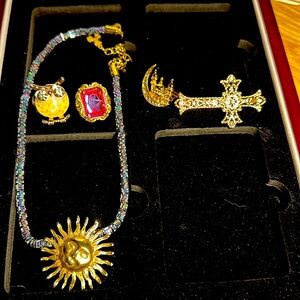 5 pieces of gilded gold jewelry